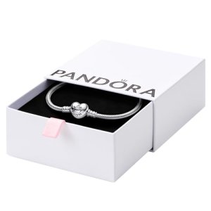 Pulsera de Cadena de Serpiente con Cierre de Corazón PANDORA Moments – Un Toque de Elegancia y Personalidad para Ella
